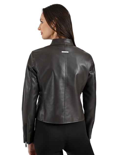 Chamarra para dama marca Nine West en color cafè.